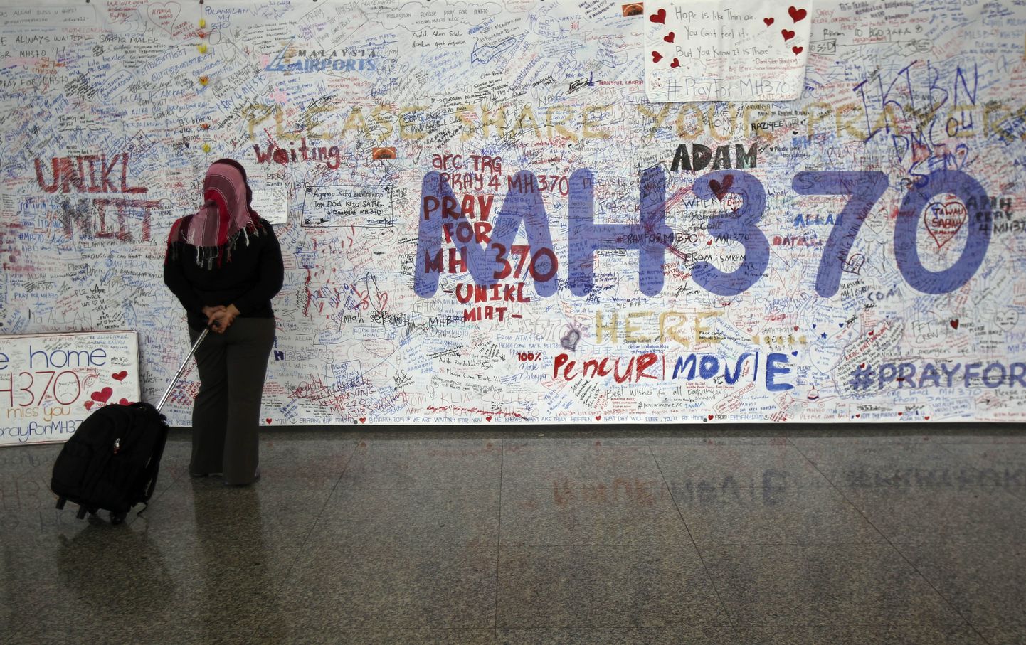 Kuala Lumpuri lennujaama sein on täis sõnumeid kadunud lennuki pardal olijatele ja nende lähedastele.