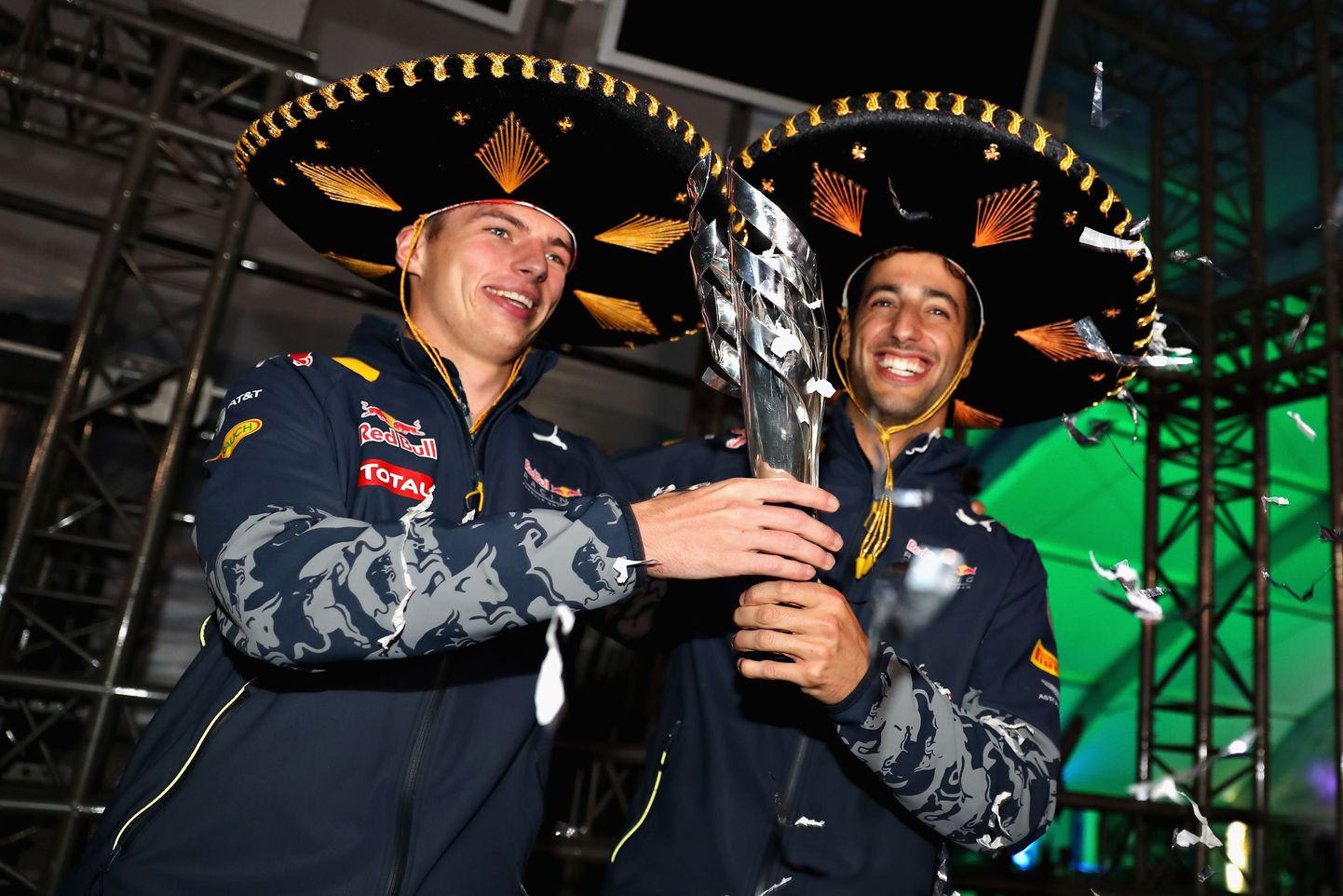 Daniel Ricciardo (paremal) lõpetas pühapäevase sõidu esialgu viiendana, kuid kerkis hiljem kolmandaks. Tema tiimikaaslane Max Verstappen Mehhiko etapi auhinda endale küll ei saanud, kuid võis siiski rõõmustada, et pärast poodiumikohalt kukutamist kerkis ta lõpuks neljandaks.