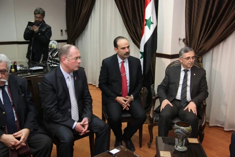 Министр примирения Сирии Али Хайдар (справа). Фото: