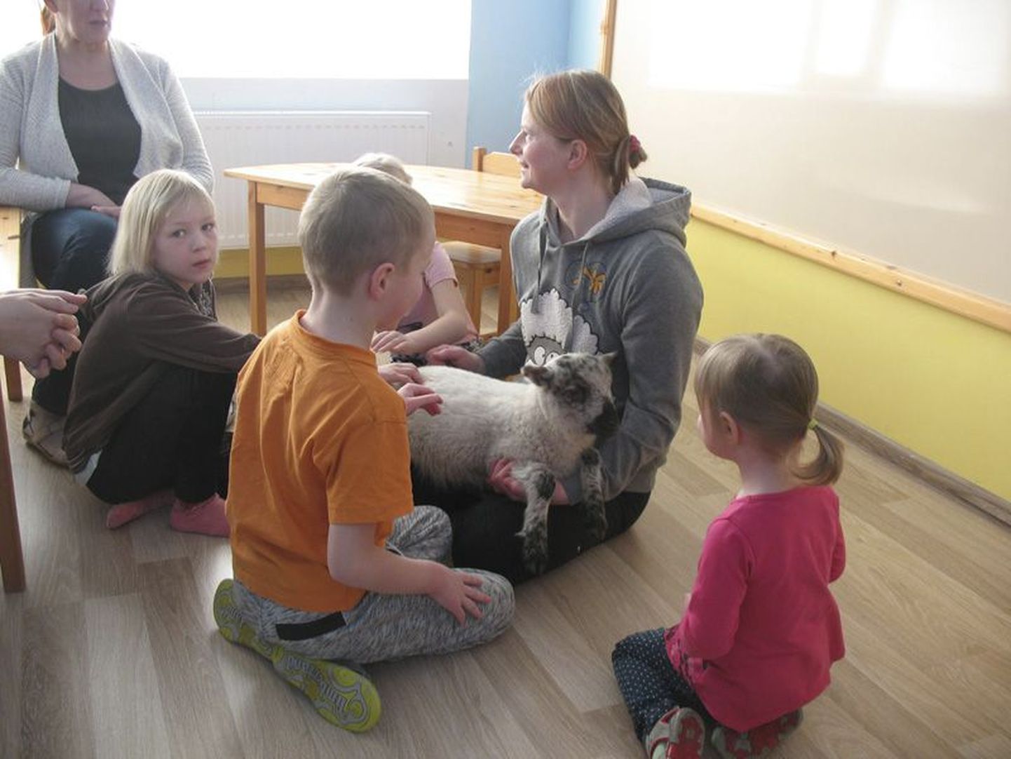 Jäneda kooli huvijuht ning talunik Margit Vijar näitas lambatalle lasteaialastele, kellele loomake kohe meeldima hakkas.