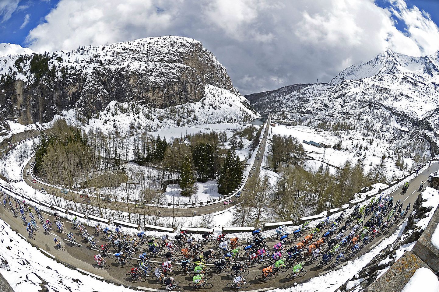 Itaalia velotuuri 15. etapp. Itaalia mägedes on palju lund ja seetõttu jäeti 19. etapp üldse ära.