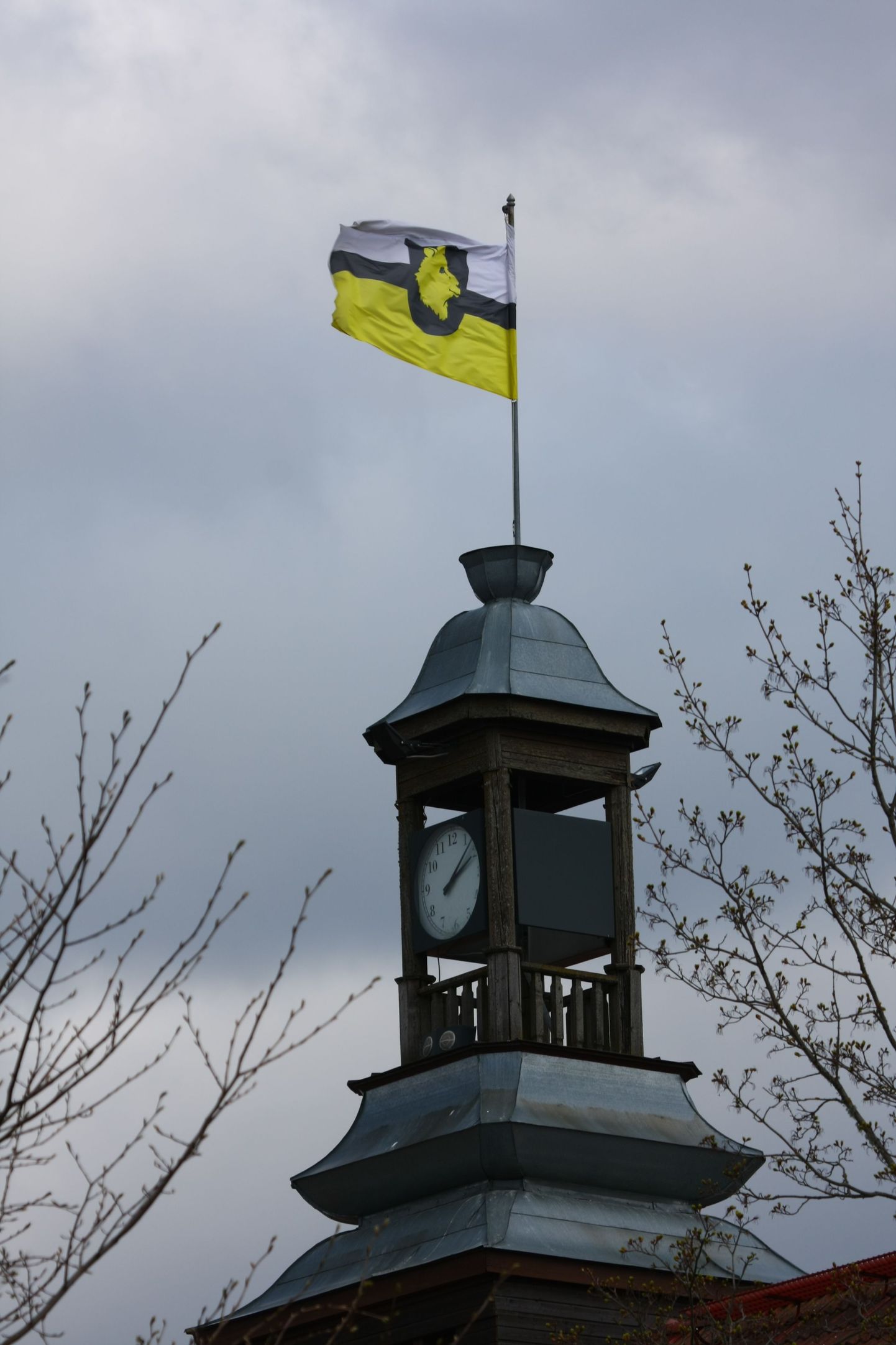 Otepää valla lipp vallavalitsuse hoone katusel.