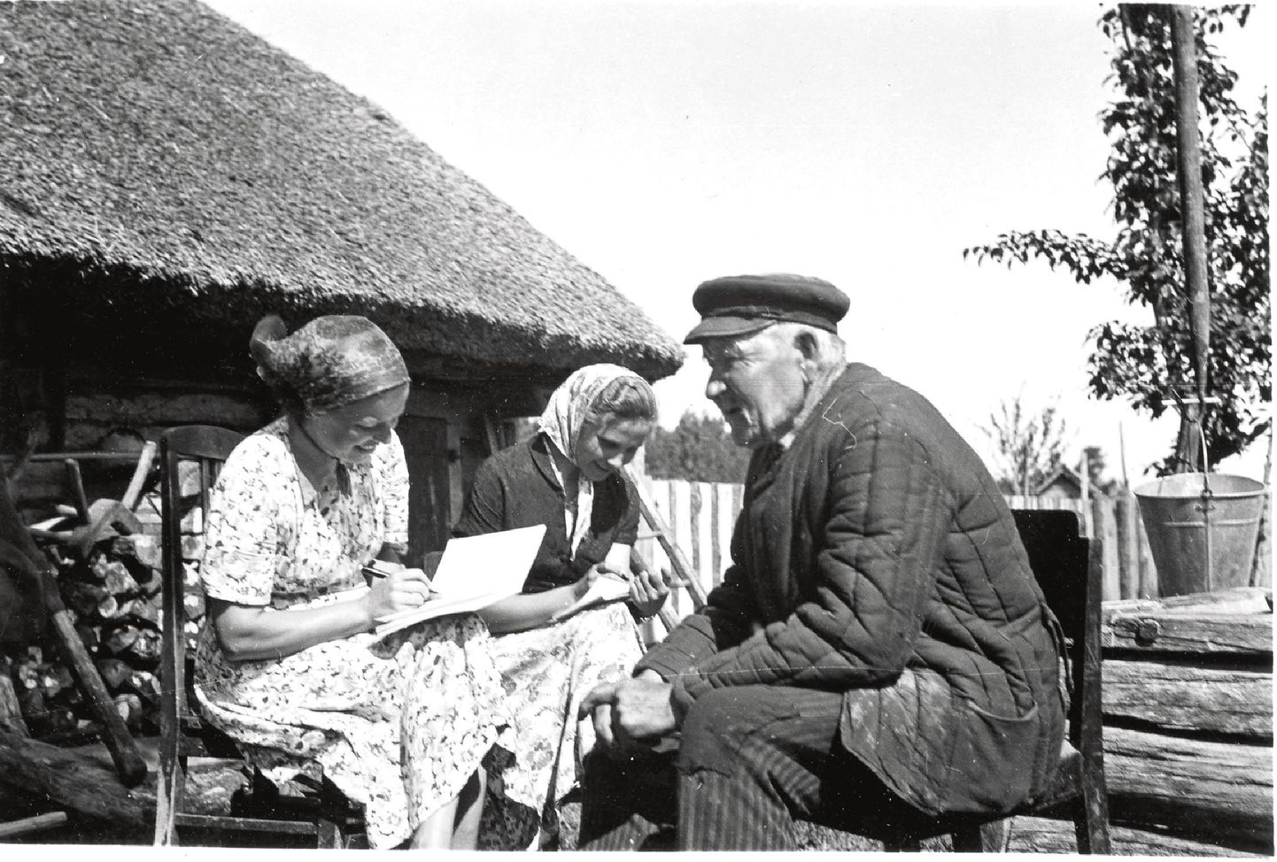Ottilie Niinemägi (pildil keskel) koos Erna Tamperega 1956. aasta suvel Saaremaal Metsara külas laule üles kirjutamas.