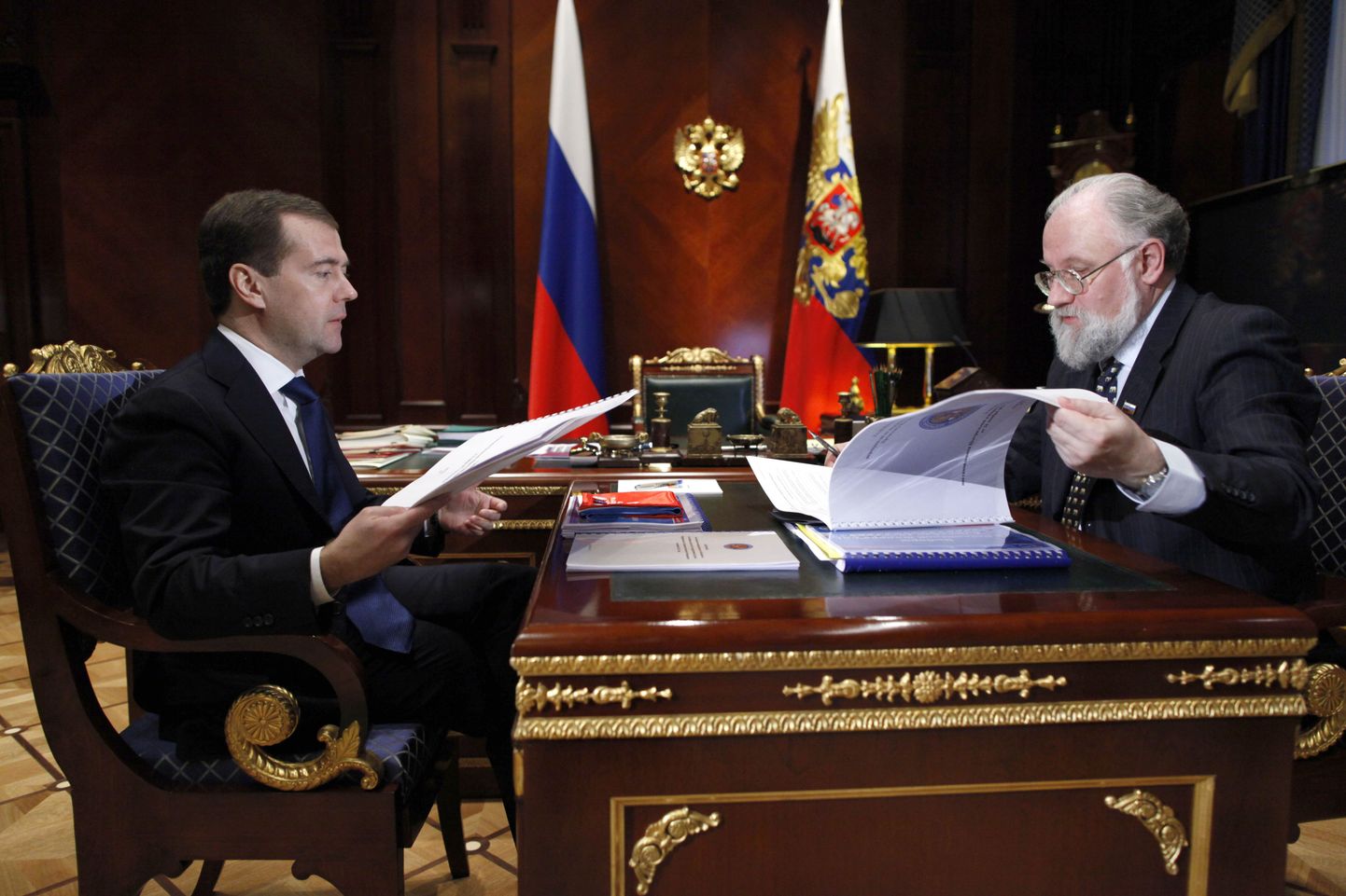President Dmitri Medvedev (vasakul) koos keskvalimiskomisjoni esimehe Vladimir Tšuroviga.