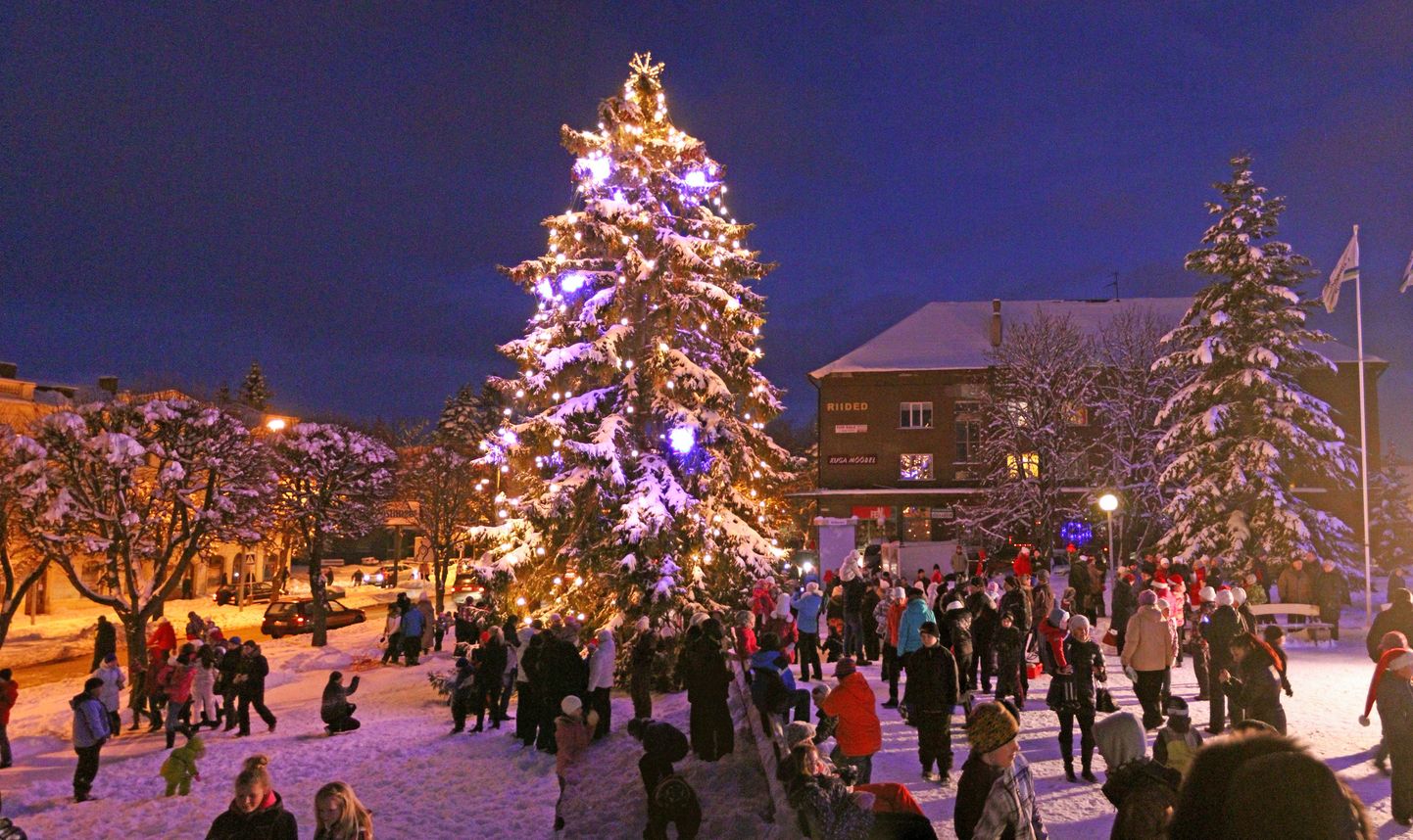 Valga linna jõuab jõulukuusk teisipäeval. Fotol jõulutulede süütamine linna kuusepuul.