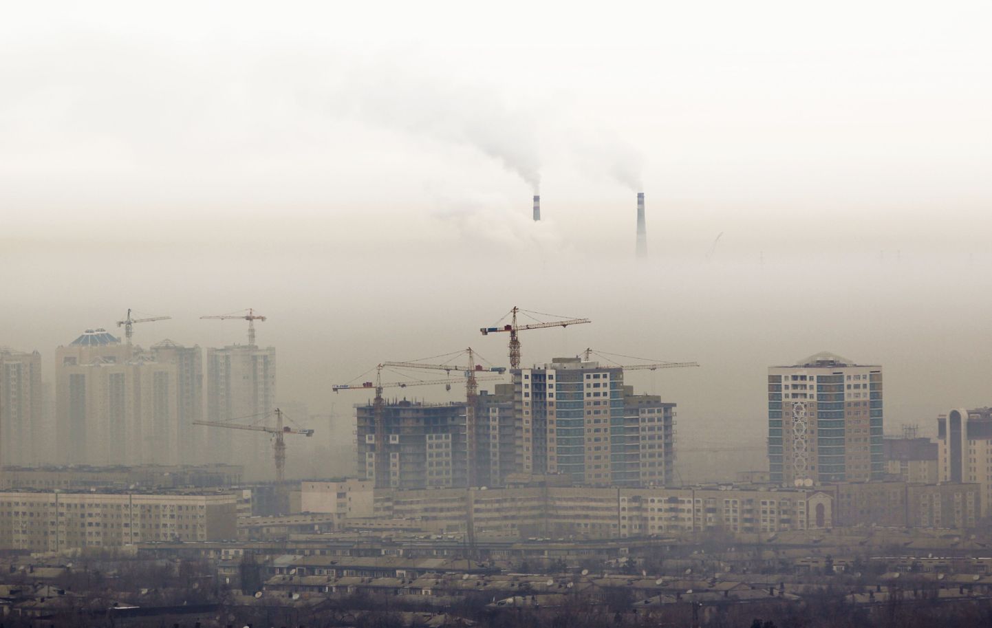 Vaade uusehitistele Almatõs läbi udu.
