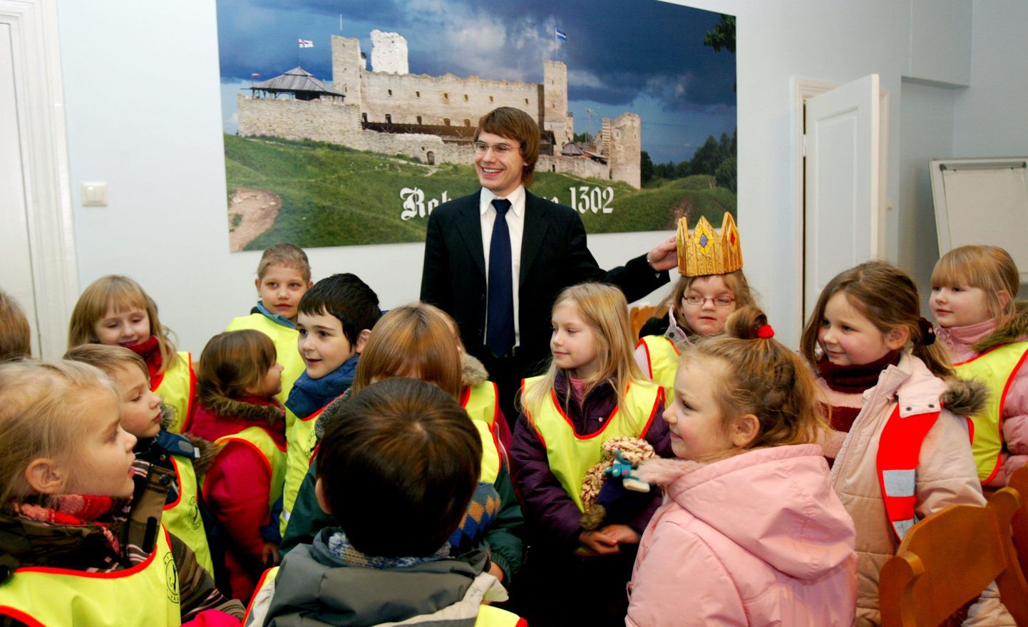 Eile käisid alates sellest kuust 6000 krooni vähem teenival Rannar Vassiljevil külas Rakvere linna algkooli lasteaialapsed, kes kinkisid linnapeale kuldse krooni. Pisipõnnidel jätkus linnavalitsuses uudistamist küllaga.