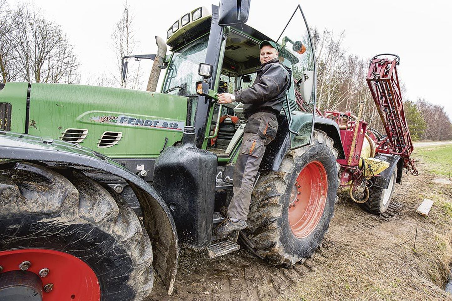 Vihmasadu sundis OÜ Weissi traktoristi Karol Jürgensit töö väetisekülvikuga poolest päevast lõpetama.