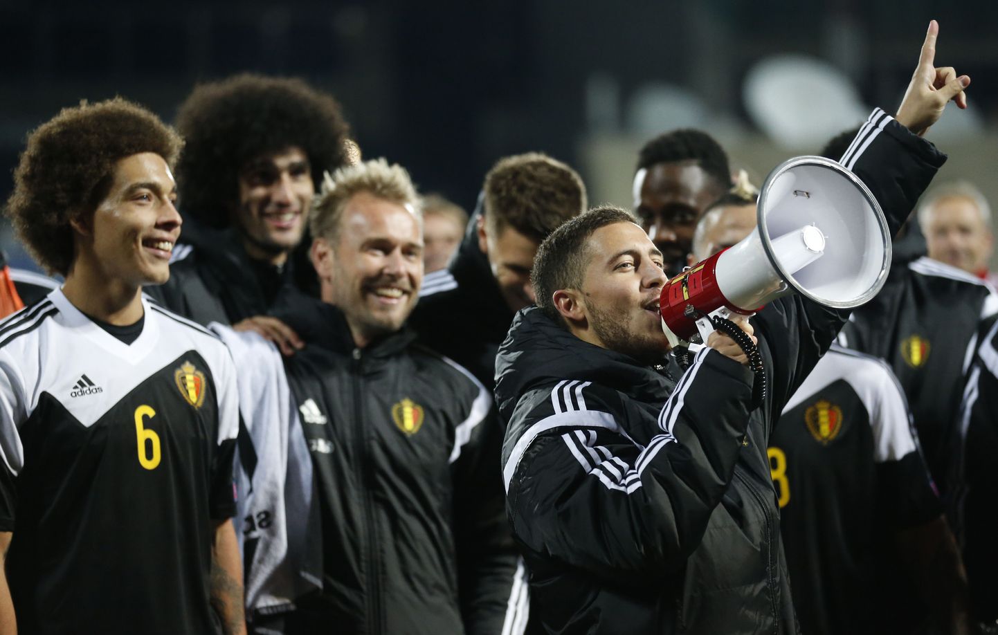 Belgia vutikoondise staar Eden Hazard (ruuporiga) tähistab koos meeskonnakaaslastega EMile kvaliftseerumist.