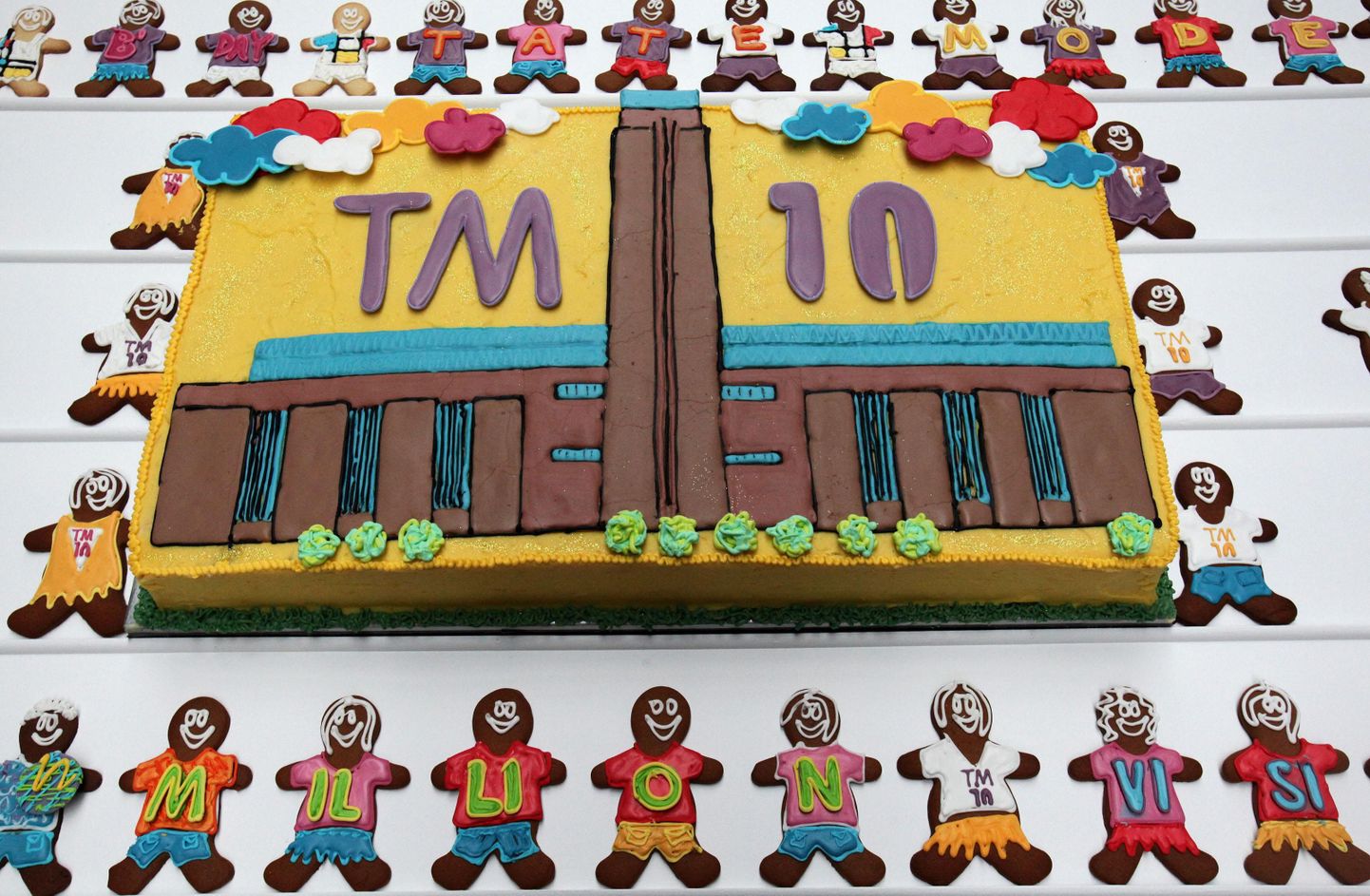 Tate Moderni kümnendaks sünnipäevaks tehtud tort koos piparkookidega.