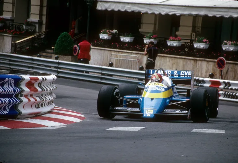Alex Caffi roolitud Osella-Alfa Romeo 1987. aastal Monaco tänavatel.