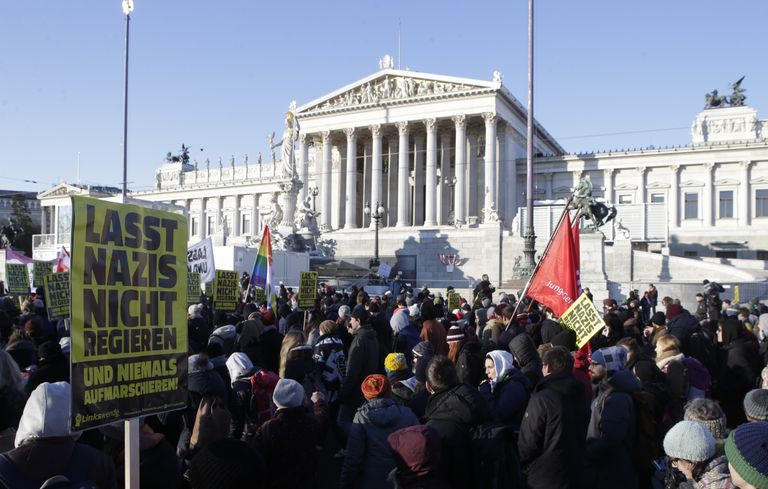 Meeleavaldajad Austria parlamendihoone ees Viinis, kus andis täna ametivande uus valitsus.