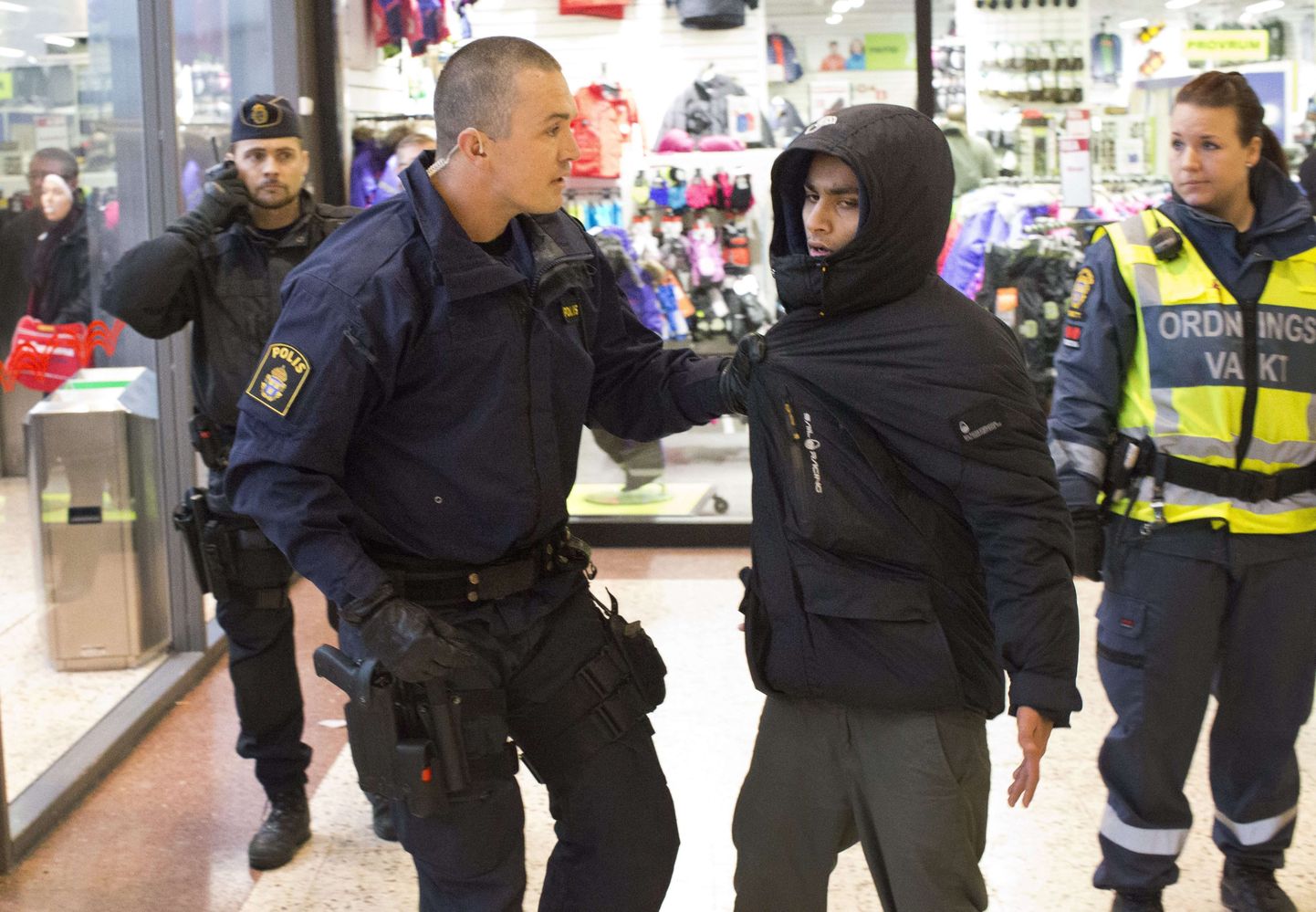 Rootsi politsei kurjategijat kinni võtmas