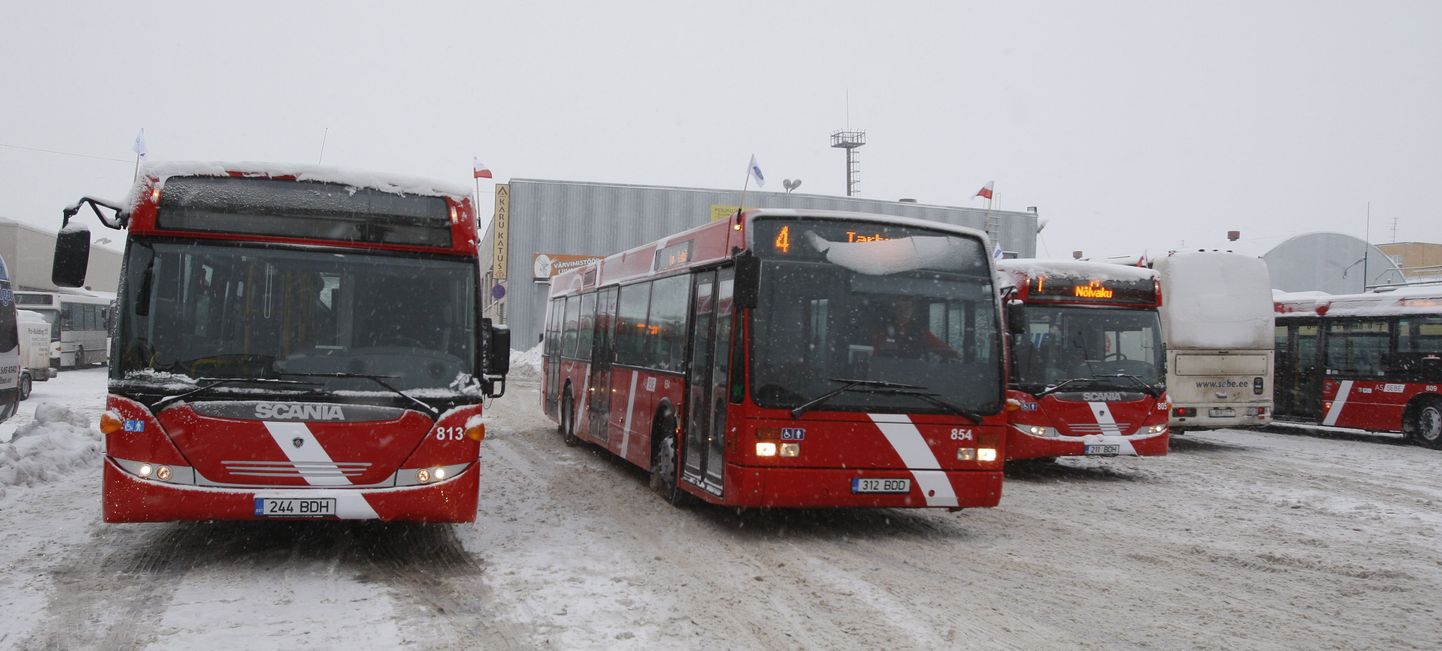 selle aasta alguses teenindab Tartu linnaliine AS Sebe.  Pildil esimeste busside liinile minek.