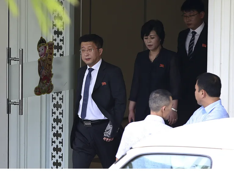 Endine Põhja-Korea suursaadikul Hispaanias Kim Hyok Cholil (vasakul) oli oluline roll sel nädalal Vietnamis toimunud Ühendriikide ja Põhja-Korea liidrite tippkohtumise korraldamise juures.