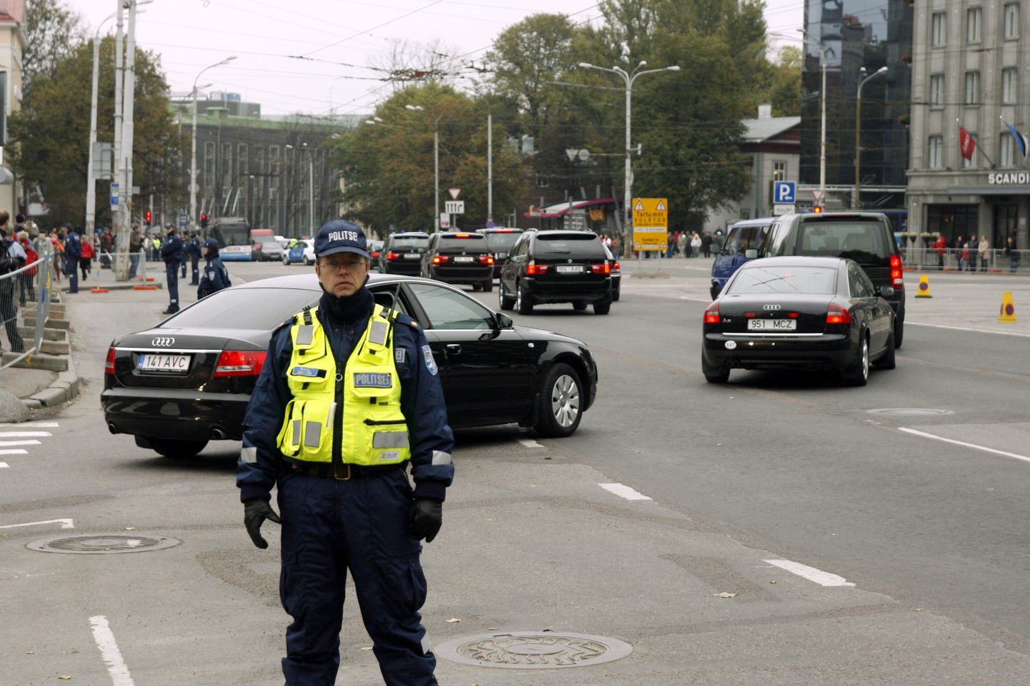 Politseinik piiramas Tallinnas liiklust Inglise kuninganna visiidi ajal kaks aastat tagasi.