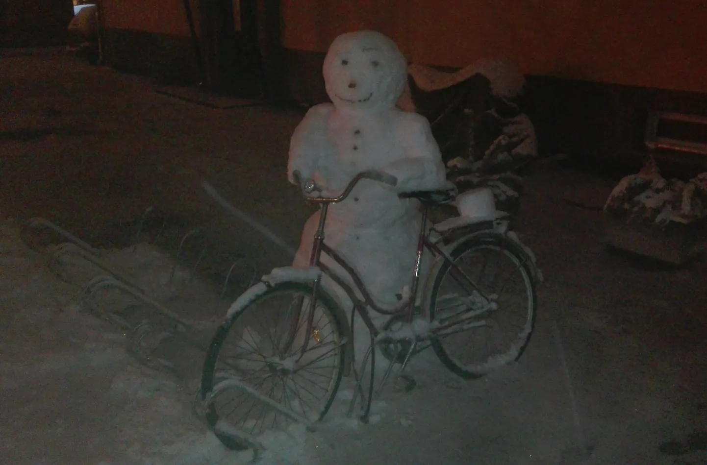 Lõbus lumemees Tiigi tänaval.