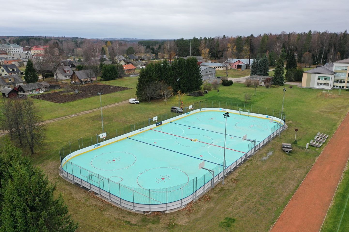 Vastseliina mitmeotstarbelisel spordiväljakul saab talvel uisutada ja mängida jäähokit ning suvel mängida korv- ja jalgpalli ning tennist.