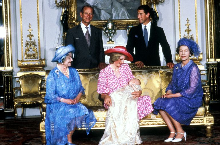 Pilt pärineb kõige värskema pisikese troonipärija prints Williami ristimiselt, mis leidis aset 4. augustil 1982. aastal. Kõige keskel istub uus ema, Walesi printsess leedi Diana Spencer, süles päevakangelane William. Tema külgedel istuvad tema ämm kuninganna Elizabeth II ning kuninganna Elizabeth, kuninganna ema, kes tähistas samal päeval oma 82. sünnipäeva. Nelja põlvkonda ühendaval fotol on ka pere meespooled, värske isa prints Charles ning tema enda isa, prints Philip.