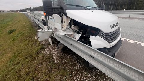 PILDID SÜNDMUSPAIGALT ⟩ Võõbu lähistel sõitis kastiauto teepiirdesse