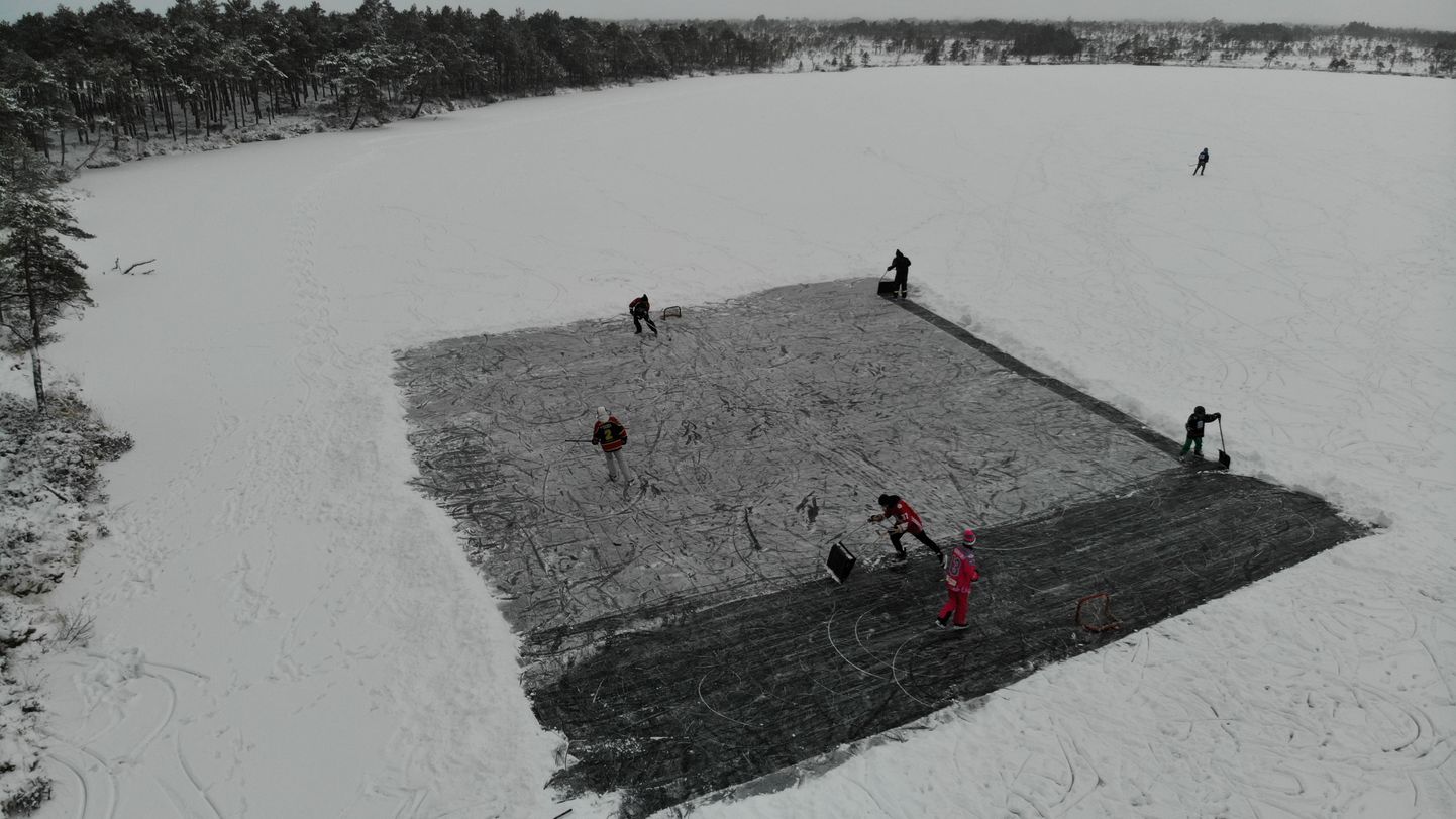 Jõulupühade ajal otsustasid Viljandi hokimängijad jäähalli asemel rappa mängima minna.