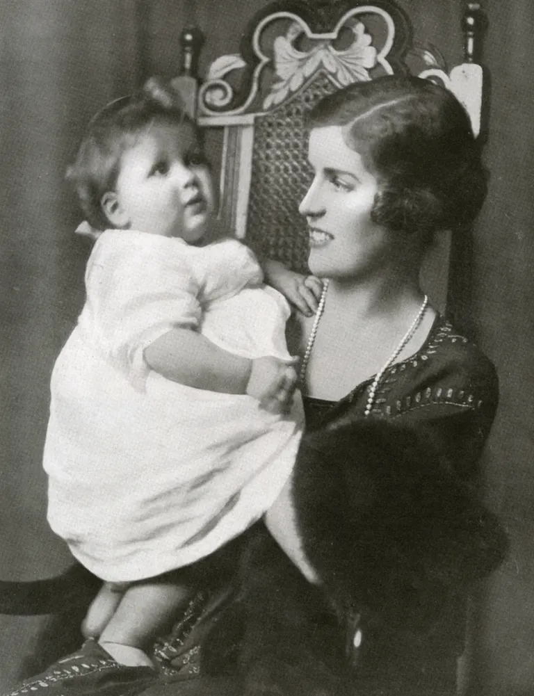 Velsas princeses Diānas vecmāmiņa Sintija Elinora Beatrise Spensere (1897 - 1972)