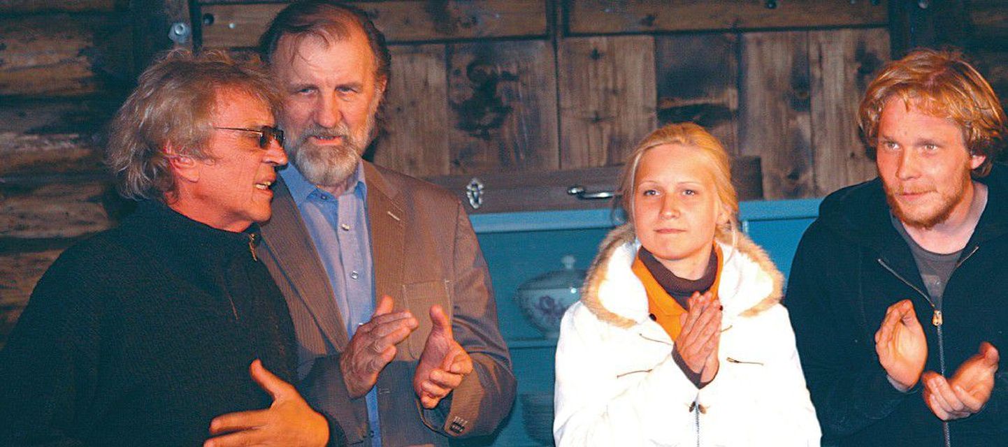 Lavastaja Aleksander Eelmaa, kirjanik Jaan Kruusvall, näitleja Katariina Kabel ja näitleja Pearu Oja pärast etenduse lõppu.