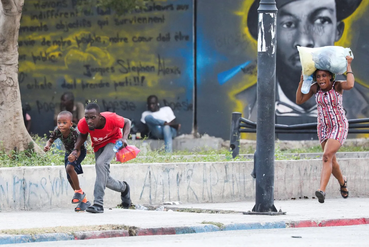 Haiti pealinna Port-au-Prince’i elanikud põgenevad kuritegelike jõukude ja korrakaitsjate tulevahetuse jalust.