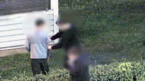 VIDEO ⟩ Daugavpilī nepilngadīgs jaunietis aizturēts ar pneimatisko ieroci