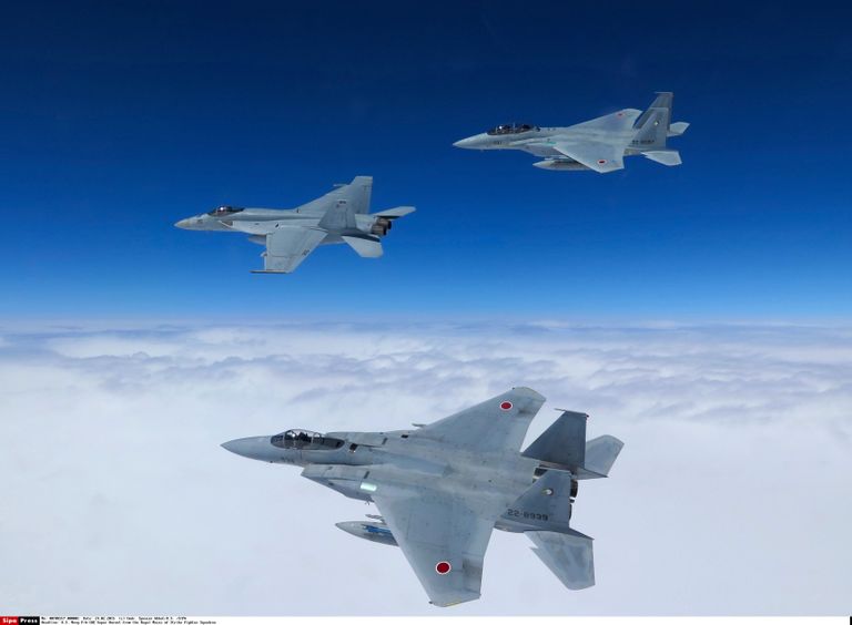 Jaapani F-15J Eagle hävitajad saadavad USA mereväe F/A-18E Super Hornetit.