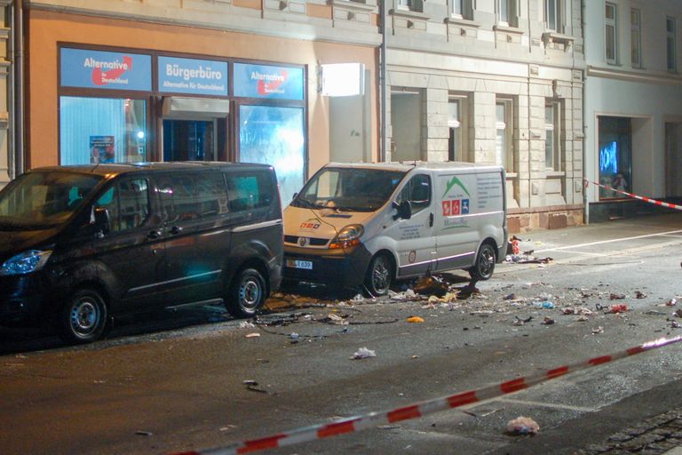 Plahvatus Döbelni linnas leidis aset kella poole kaheksa paiku õhtul erakonna AfD kontorihoone ees.