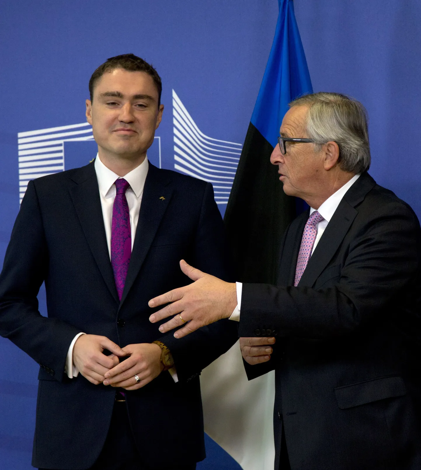 Euroopa Komisjoni presidet Jean-Claude Juncker Brüsselis Ülemkogul Eesti peaministri Taavi Rõivasega vestlemas.