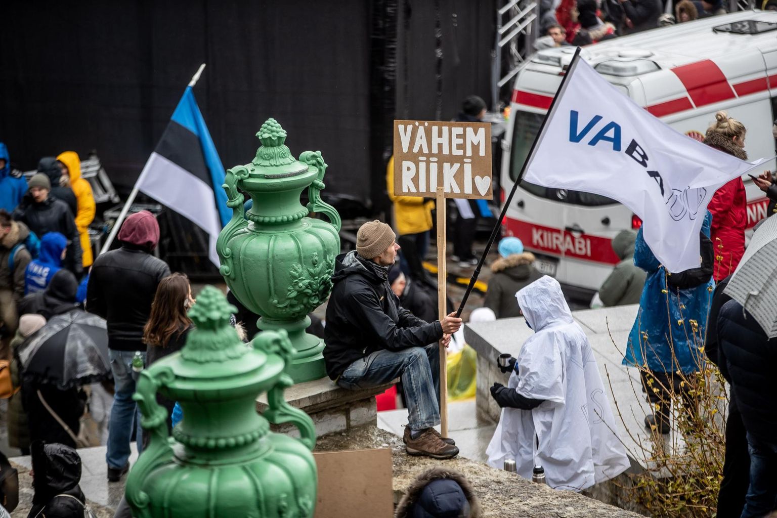 23.10.2021 Tallinn SAPTK meeleavaldus Vabaduse väljakul. Meeleavaldus korraldati selleks, et nõuda Covid-19 vastases võitluses austuse taastamist vaba ühiskonna aluseks olevate põhimõtete vastu.