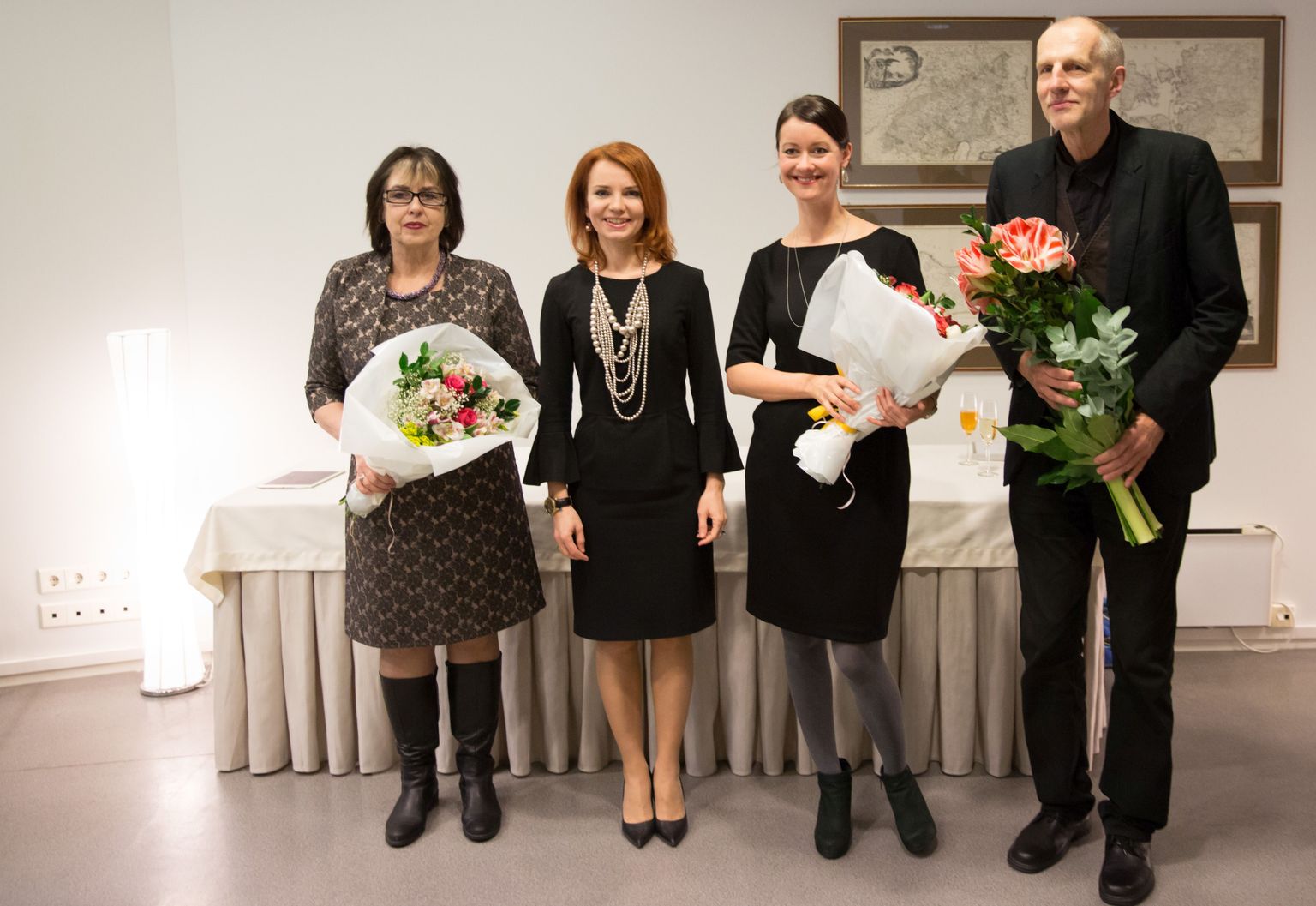 Välisministeeriumi kultuuriauhindade laureaadid Sirje Helme, Helen Sildna ja Madis Kolk välisminister Keit Pentus-Rosimannusega