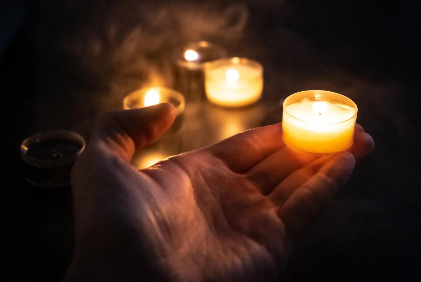 Lähedased kardavad justkui suhelda leinava inimesega, kardavad, et segavad ja et nad ei oska leida õigeid sõnu. Leinaja tunneb end aga hüljatuna.