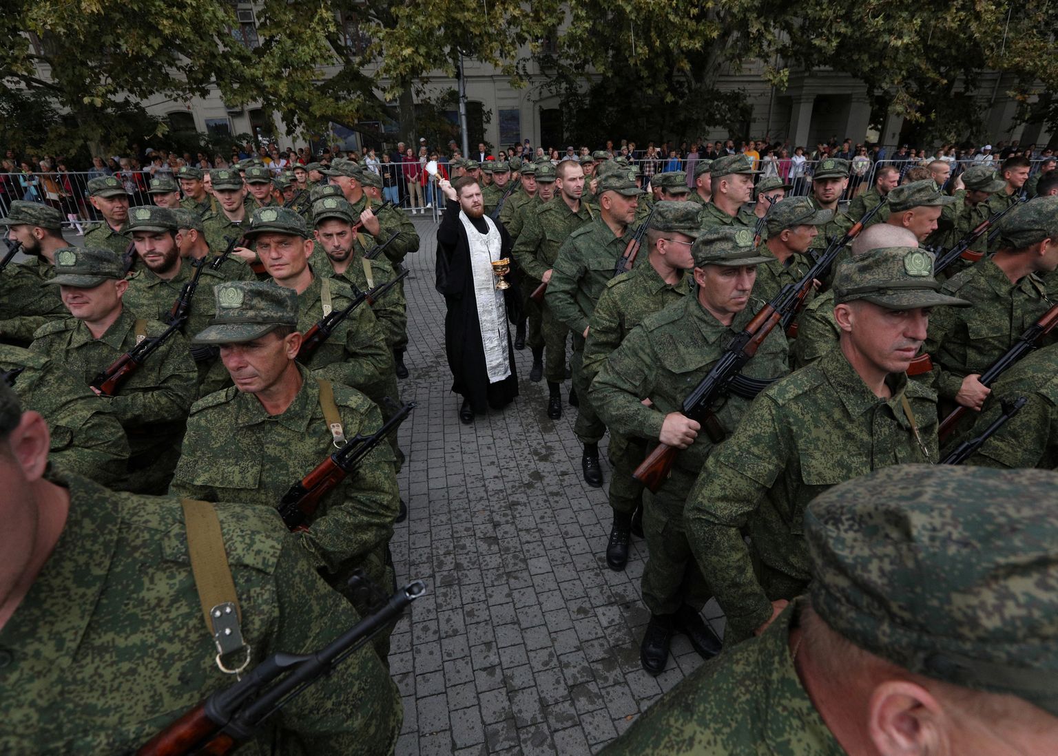 Õigeusu preester viib läbi jumalateenistust osalise mobilisatsiooni raames värvatud reservväelastele nende sõjaväebaasidesse lahkumise tseremoonia ajal Krimmis Sevastoopolis.