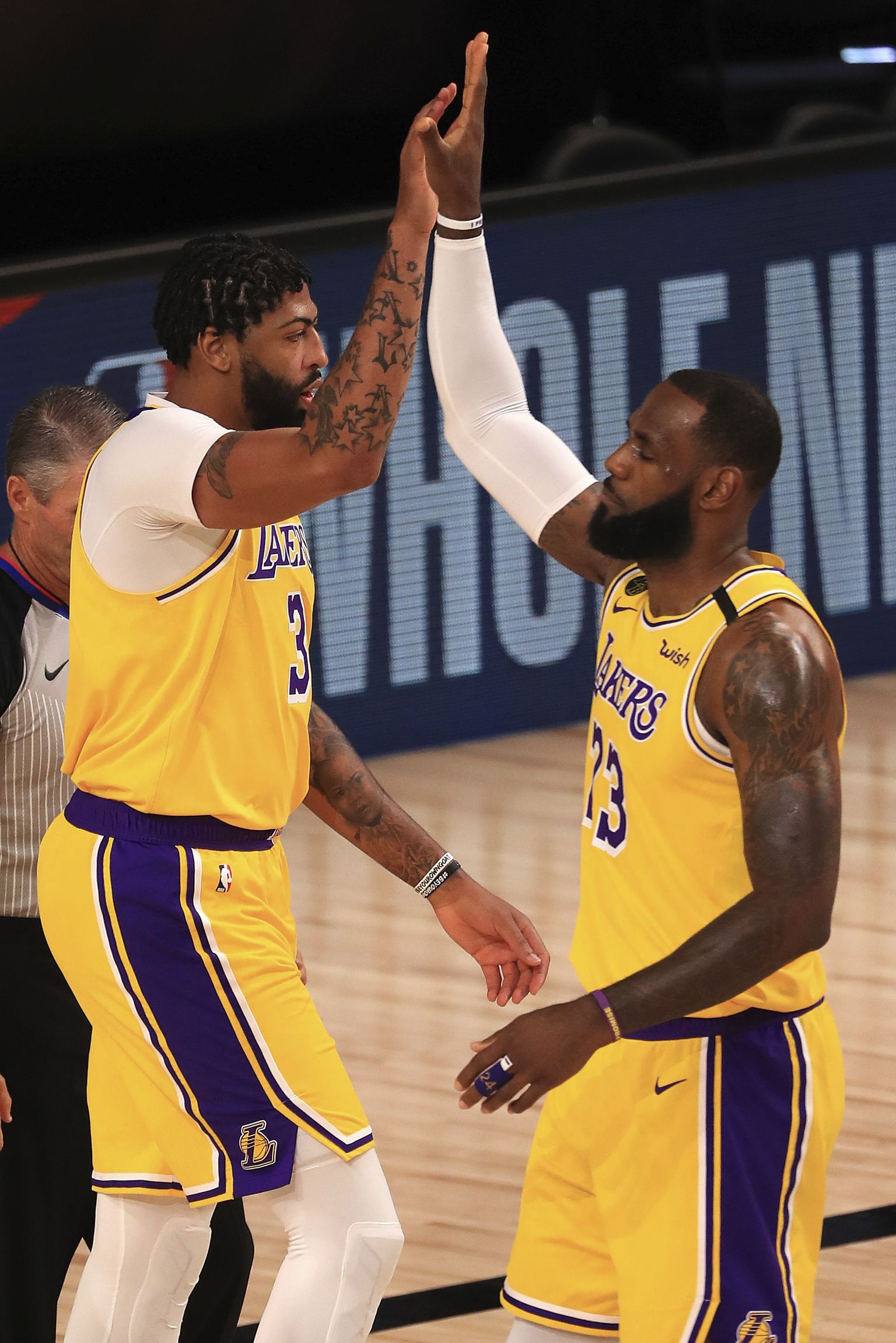 Los Angeles Lakersi staarid Anthony Davis (vasakul) ja Lebron James patsu löömas.