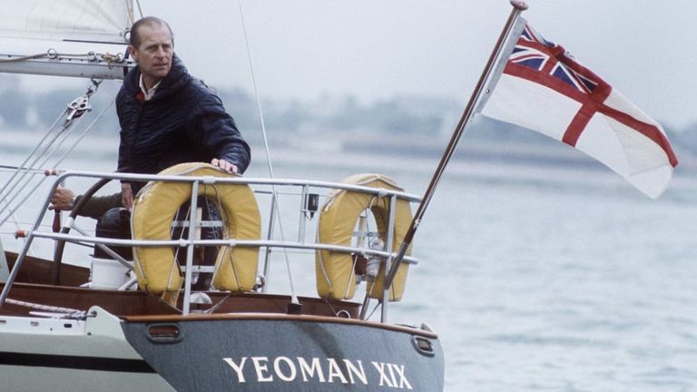 Принц Филипп на яхте в 1977 году.
