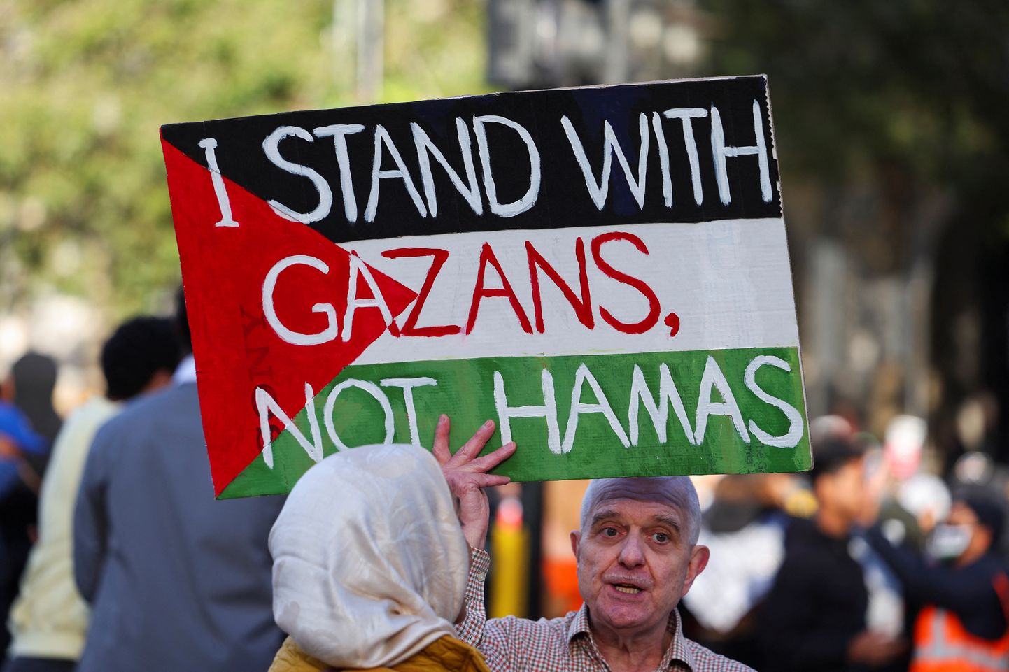 Demonstranti protestē, solidarizējoties ar palestīniešiem. Londona, Lielbritānija, 2023. gada 14. oktobrī.
