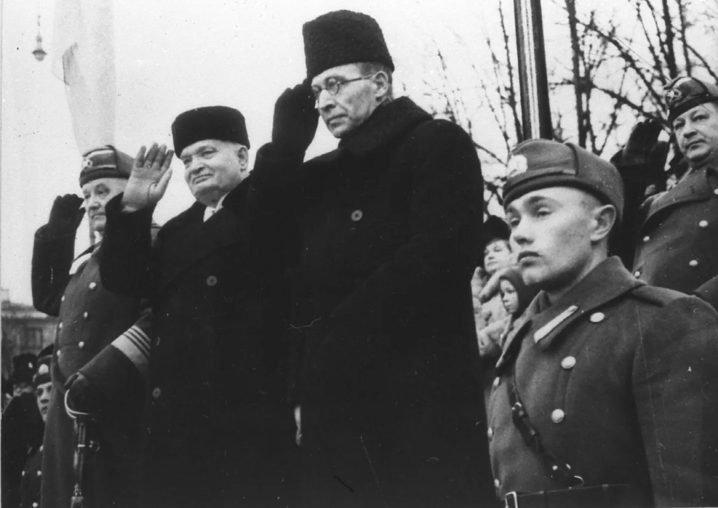 Последний парад перед потерей независимости: главнокомандующий Йохан Лайдонер (слева), президент Константин Пятс (в центре) и премьер-министр Юри Улуотс на трибуне 24 февраля 1940 года.