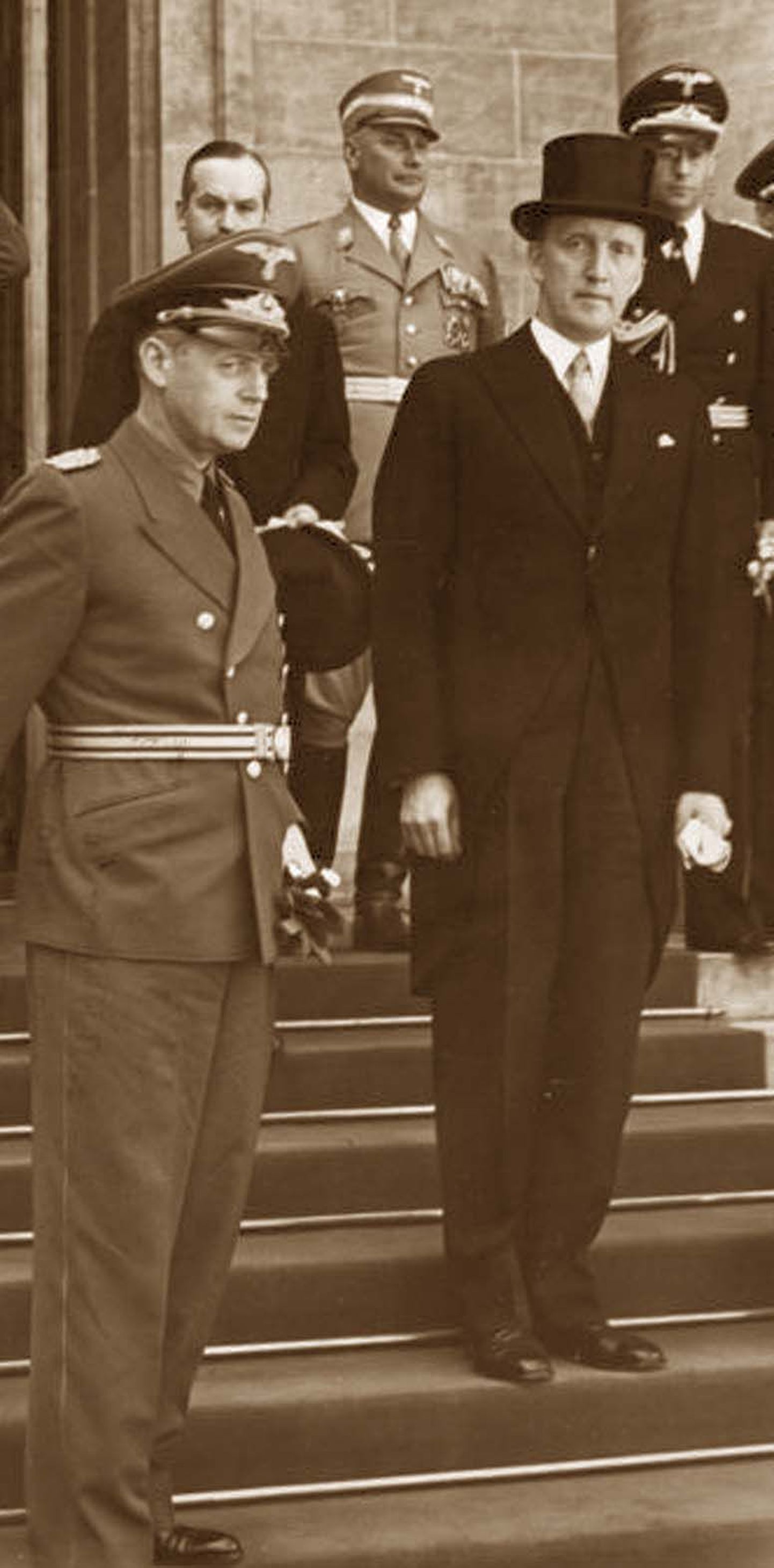 Lepingu sõlminud välisministrid Karl Selter (kübaraga) ja Joachim von Ribbentrop (ees vasakul) Berliinis 7. juunil 1939