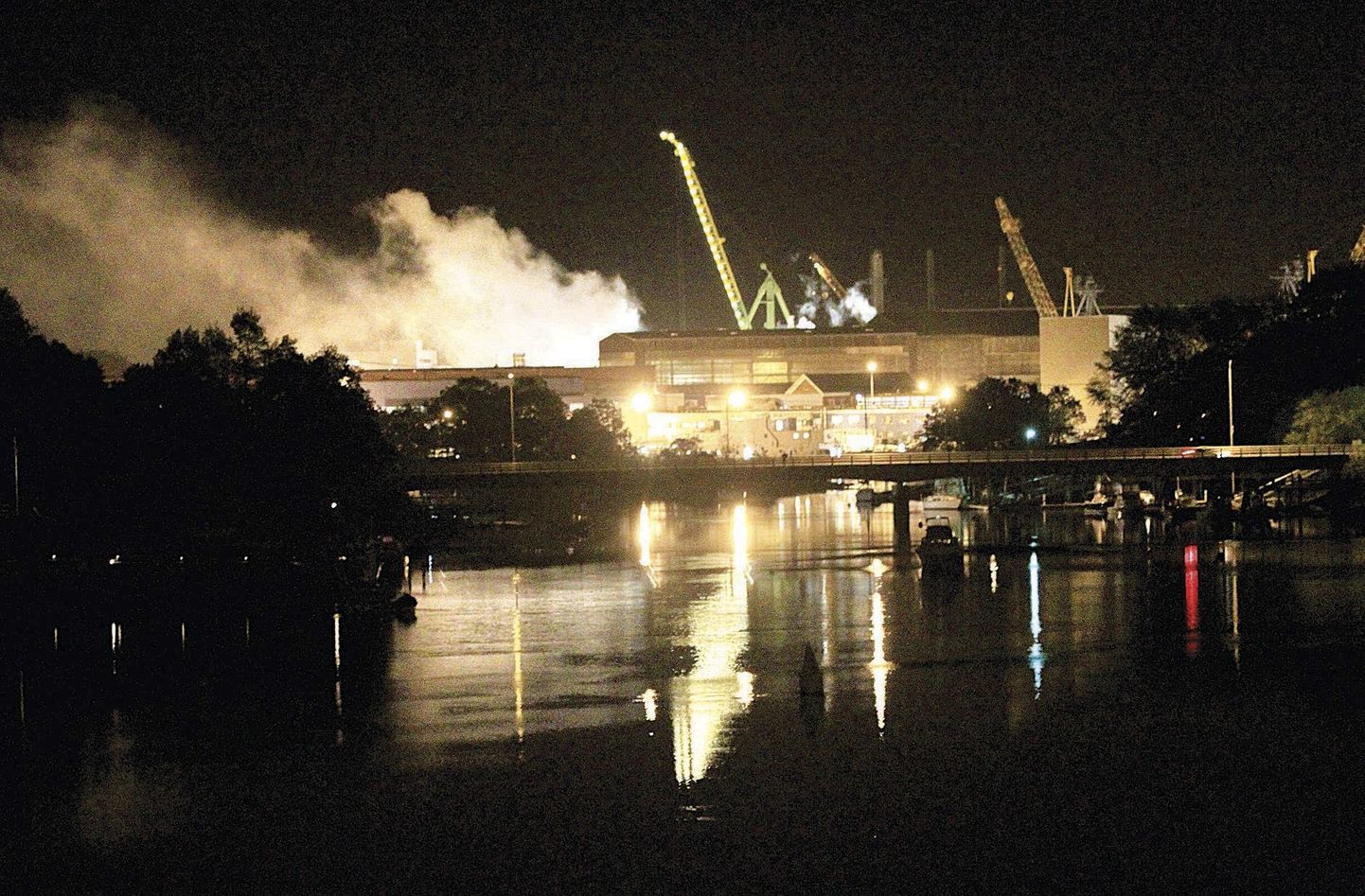 Tuumaallveelaeval Miami pardal puhkenud tulekahju.