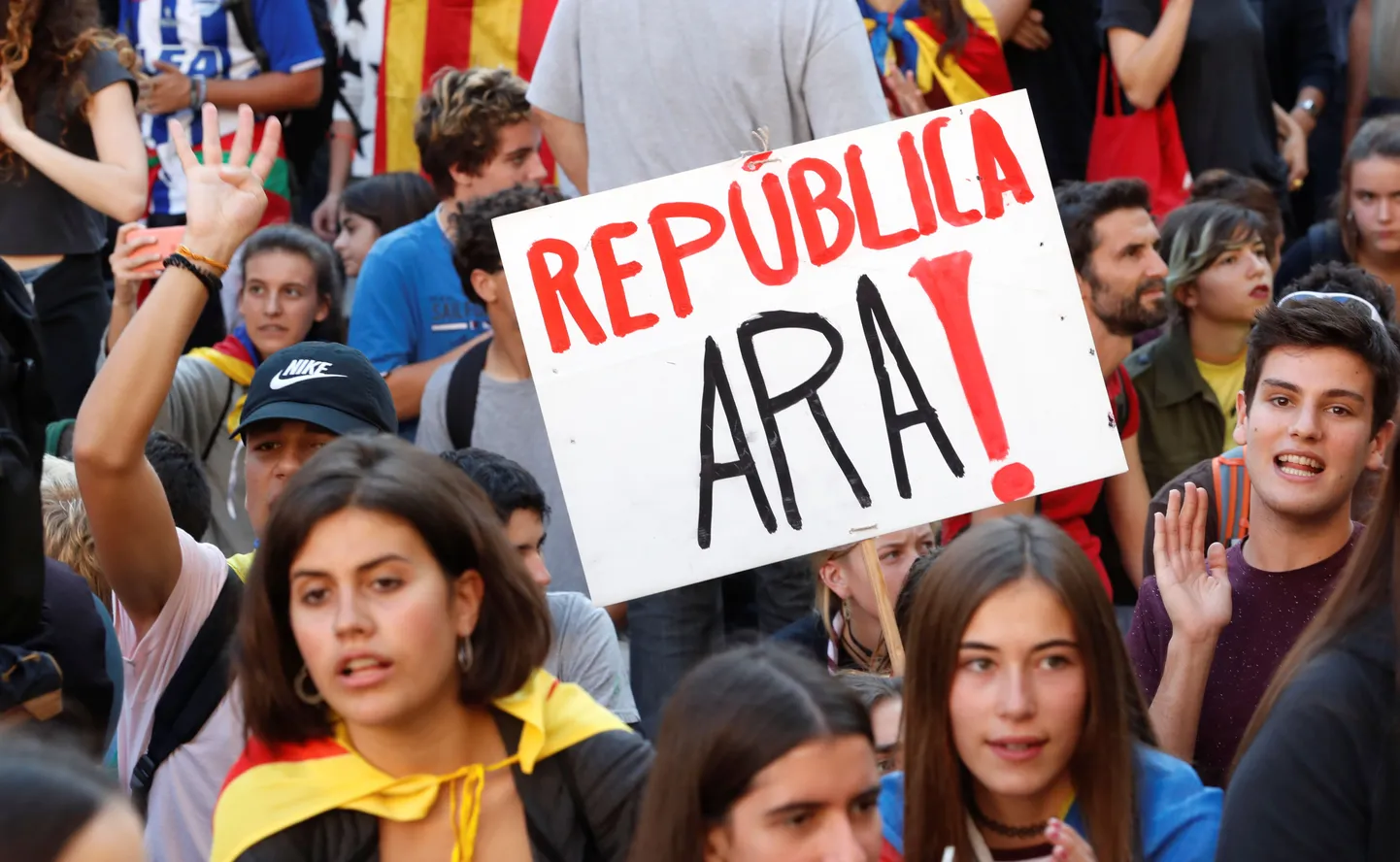 «Vabariik kohe!» nõudsid noored meeleavaldajad, kes kogunesid Sant Jaume väljakule info peale, et Kataloonia president võib välja kuulutada hoopis uued valimised.
