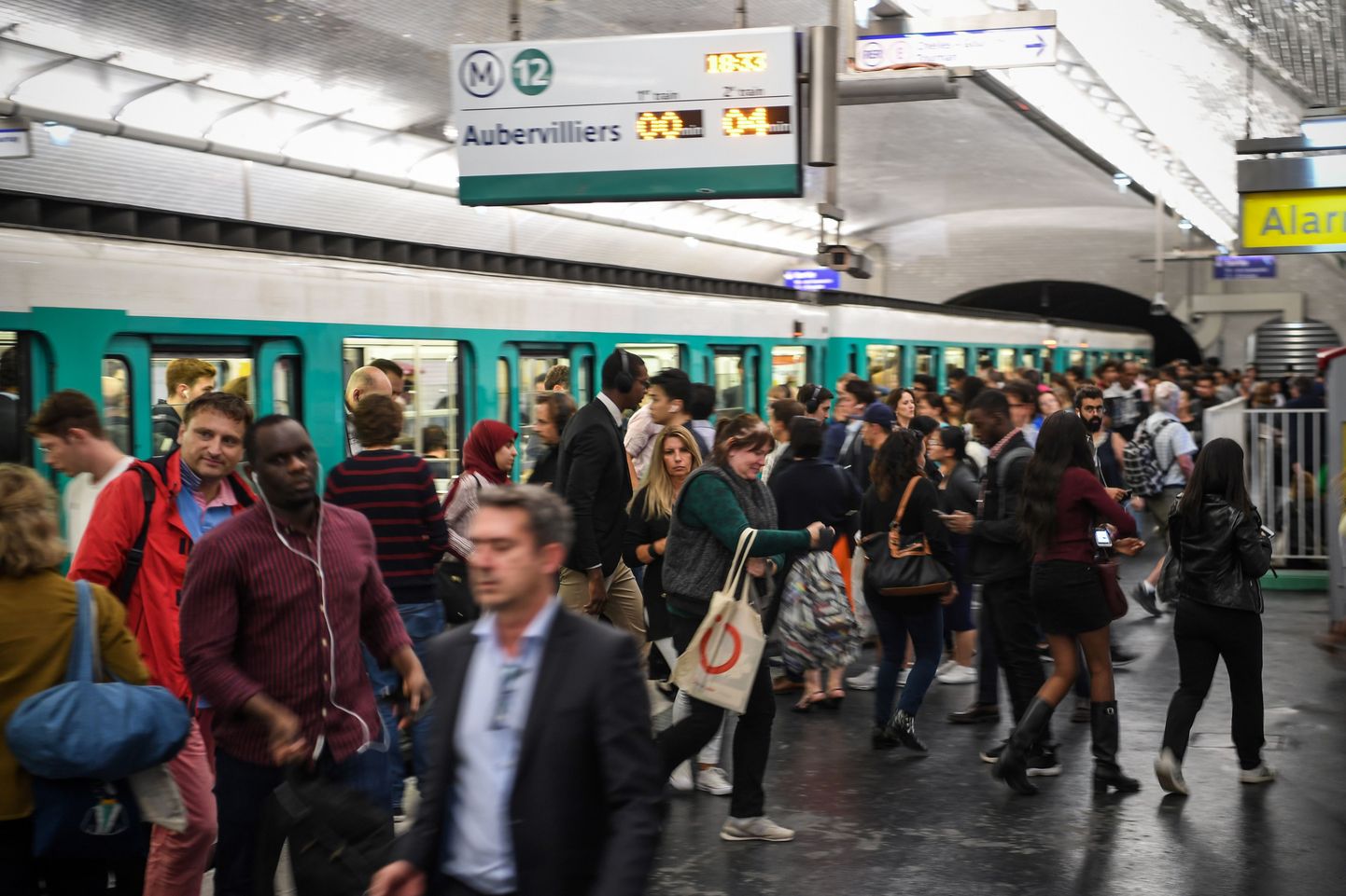 Pariisi metroojaam suure ühistranspordistreigi eel.