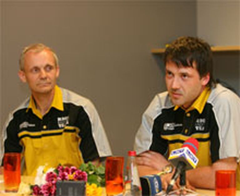 Andris Dambis (no kreisās) un Māris Saukāns preses konferences laikā Starptautiskajā lidostā Rīga 