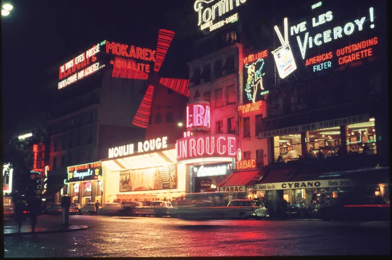 Moulin Rouge'i laval on esinenud mitmed tuntud artistid, nagu näiteks Luis Mariano, Line Renaud ja ka Frank Sinatra. Foto pärineb aastast 1960.