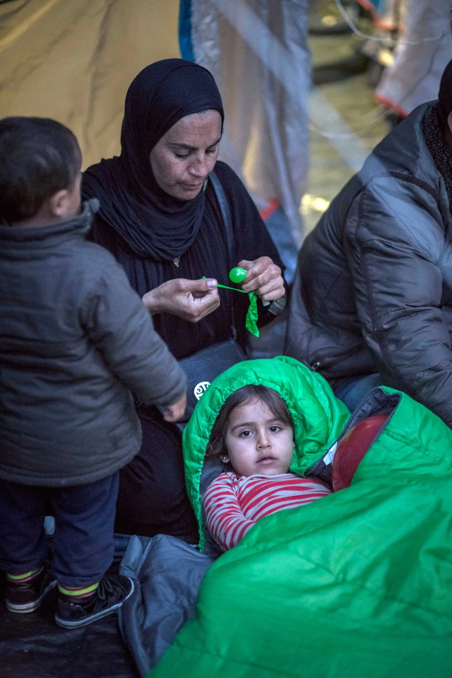 Põgenikele saab müüa nii telke kui ka magamiskotte.