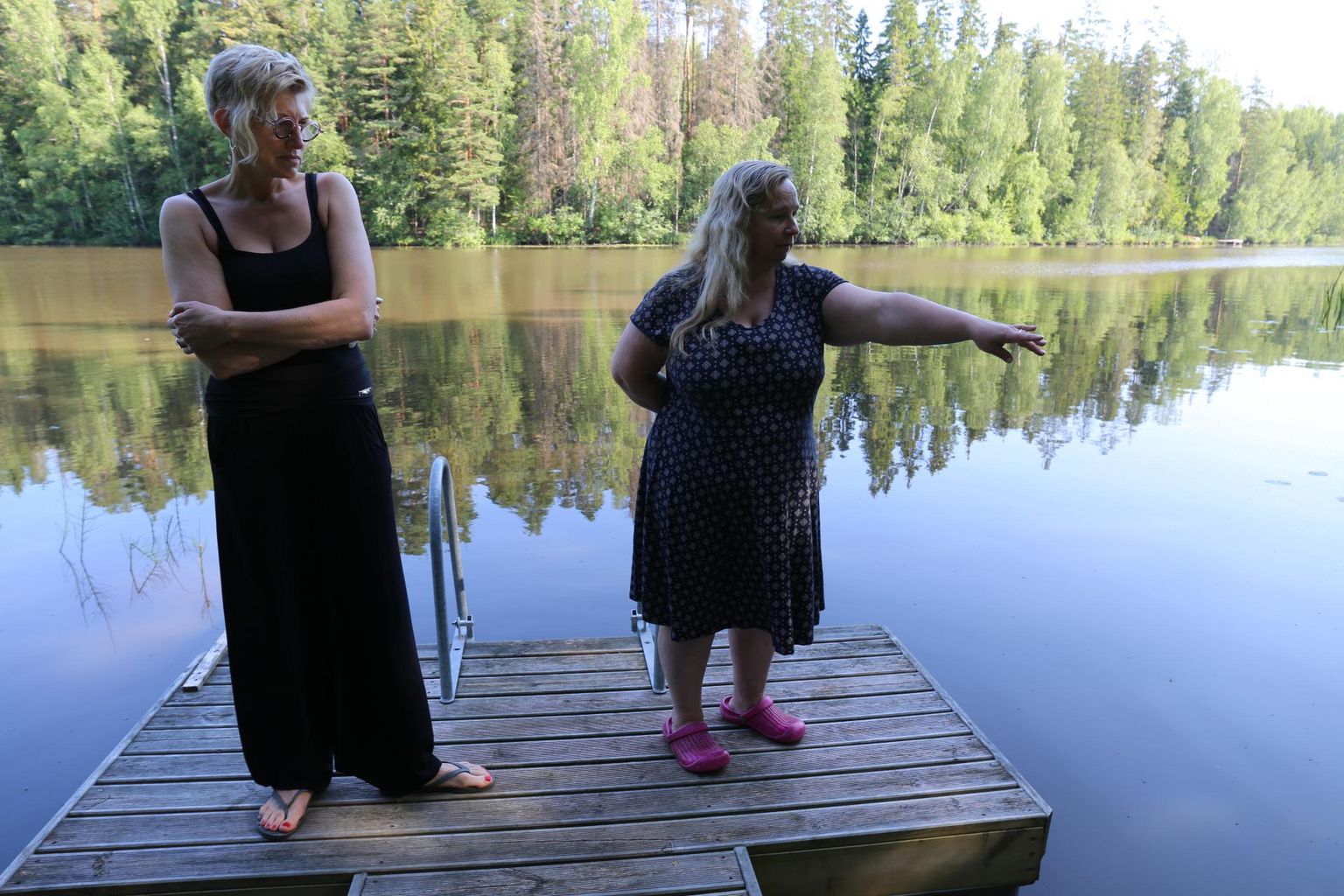 Hüüdre järve ääres elavad Kätlin Koit (vasakul) ja Maarika Jalava pole sellist kalade suremust varem näinud.