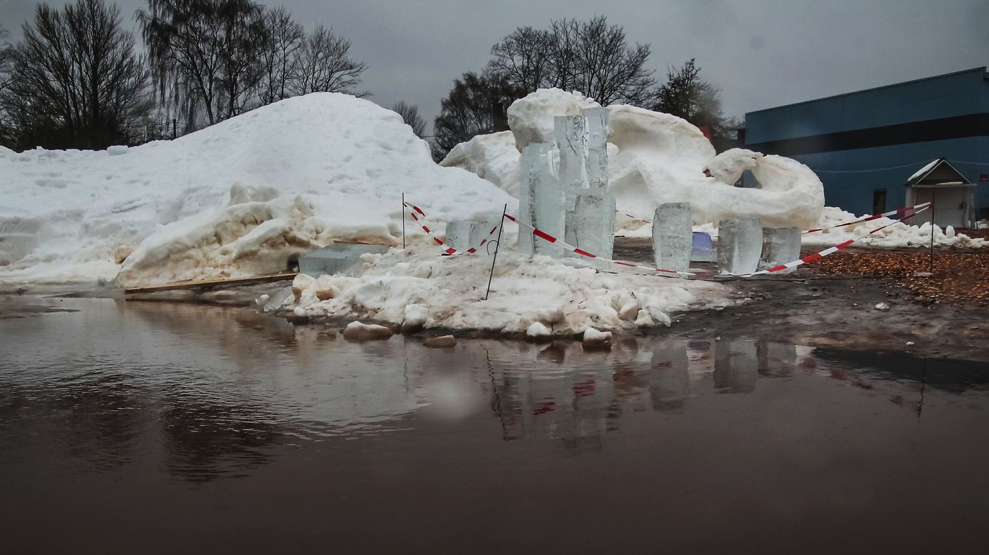 Pärnu jääfestivali korraldajad otsustasid ilmaolude tõttu jääfestivali katkestada.