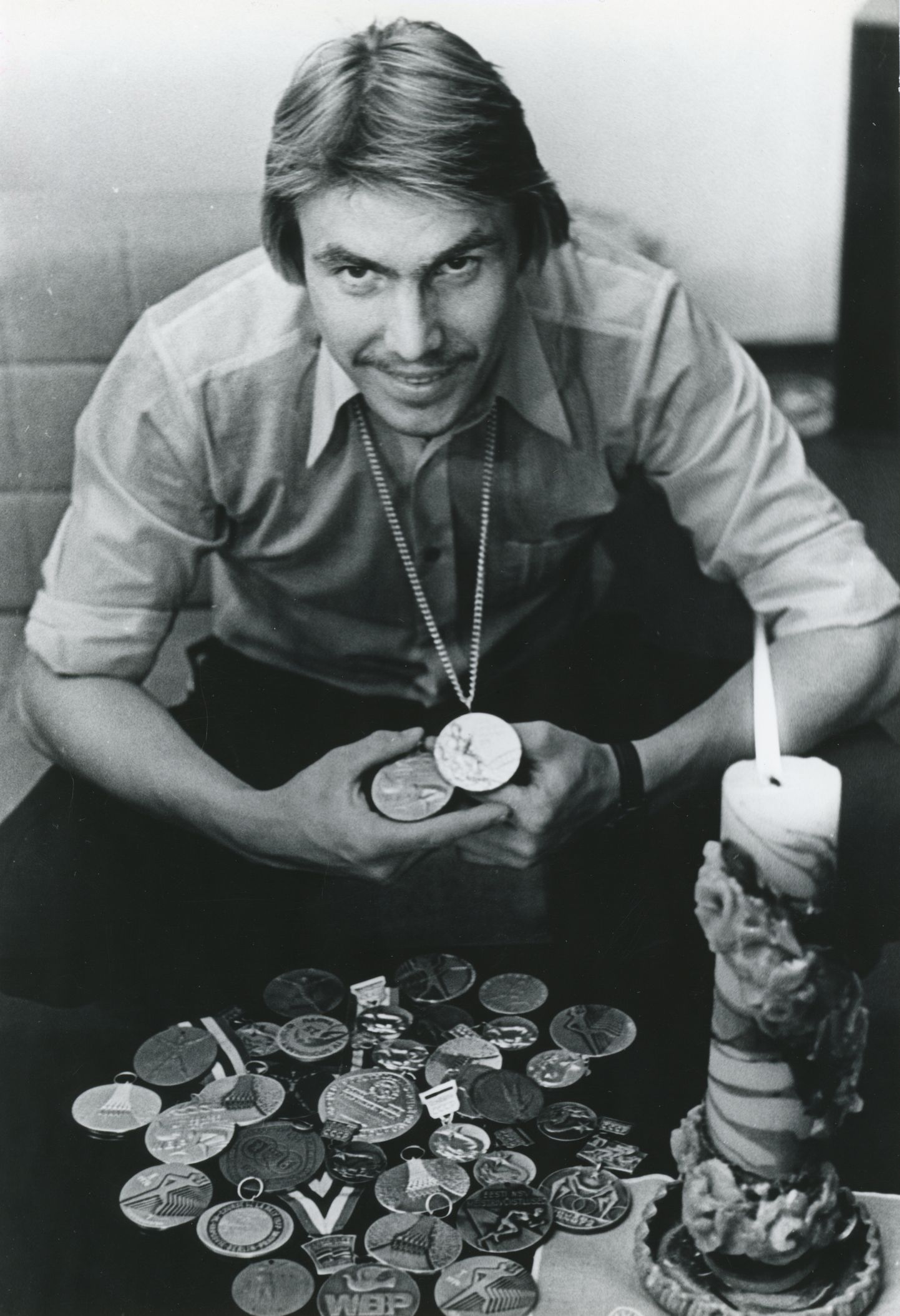 Aavo Pikkuus ja tema medalikollektsioon (u 1978). Aukohal sportlase kaelas on mõistagi olümpiakuld Montrealist.